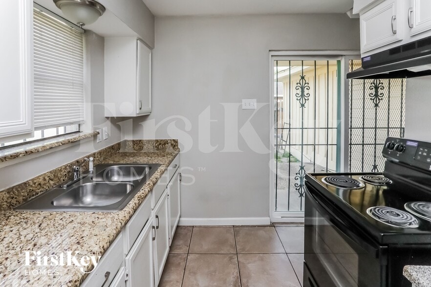 Building Photo - 6115 Flagstaff Dr