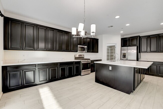 Building Photo - 4 Bedroom Townhouse in Tule Springs