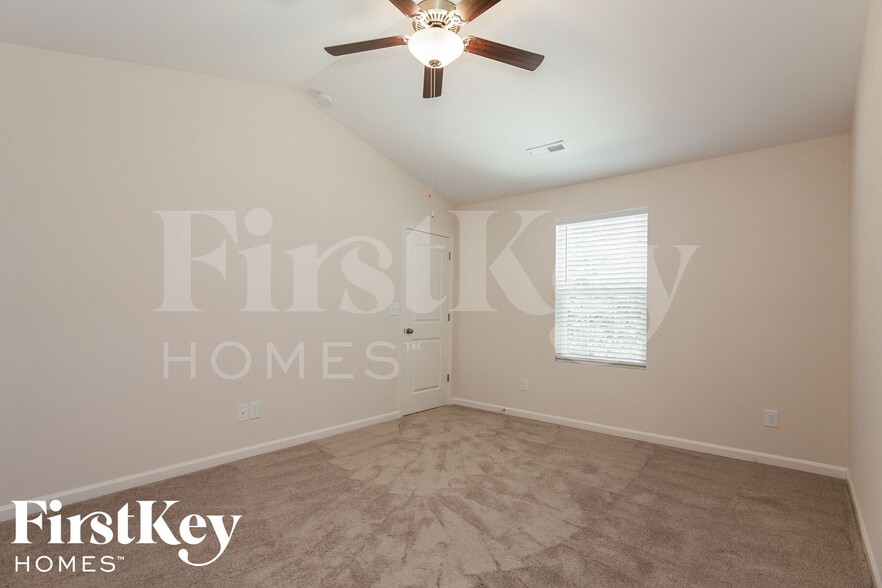 Building Photo - 4011 Maderia Dr NW