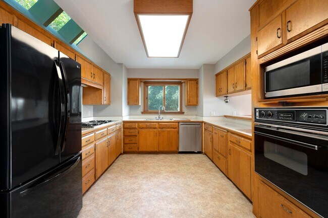 Building Photo - Beautiful home with views and in a gated c...