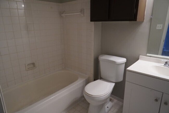 Building Photo - Wonderful 1-bedroom, 1.5-bath loft style c...