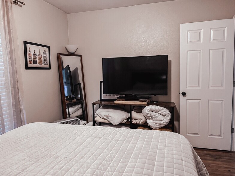 Building Photo - 1907 E 19th St