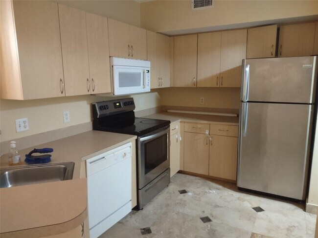 Building Photo - 2404 Belmont Ln