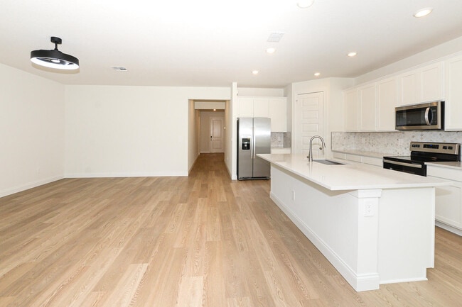 Building Photo - 9062 Dahlia Cir