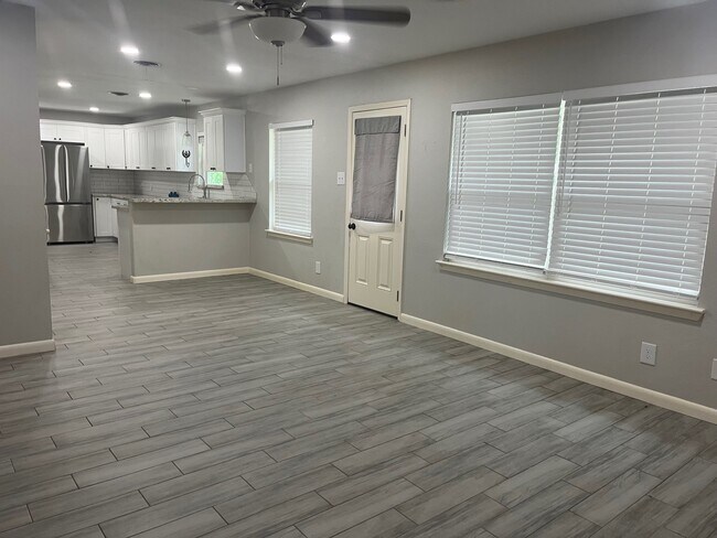 Building Photo - 603 Center Way