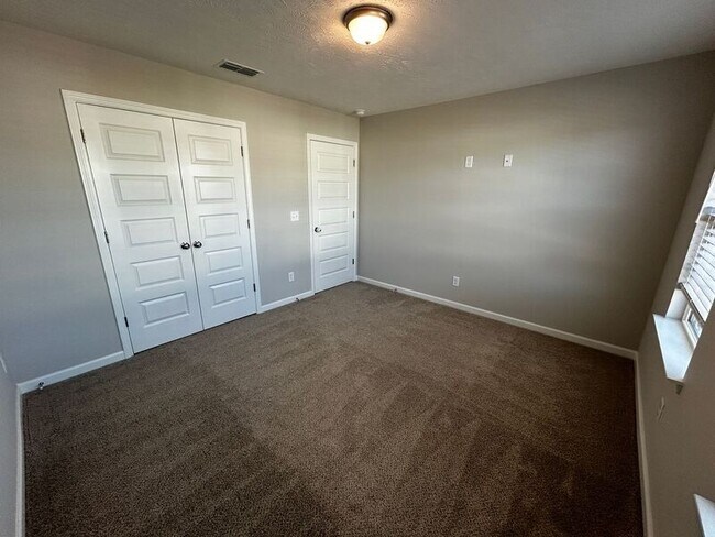 Building Photo - 1904 Bethpage Dr