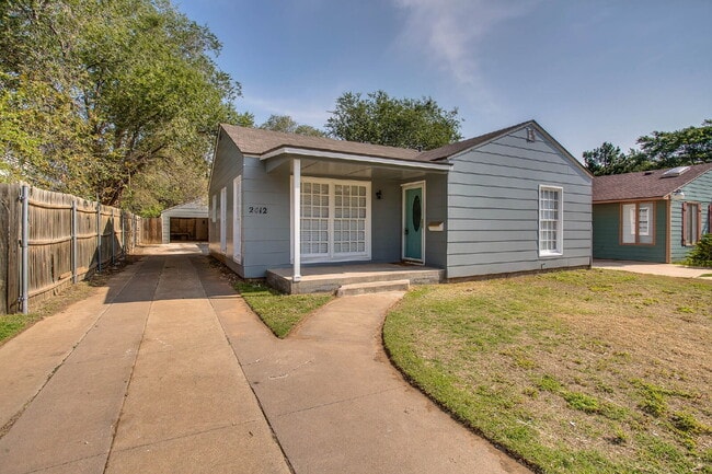 Building Photo - Large 3/2 Available for July!