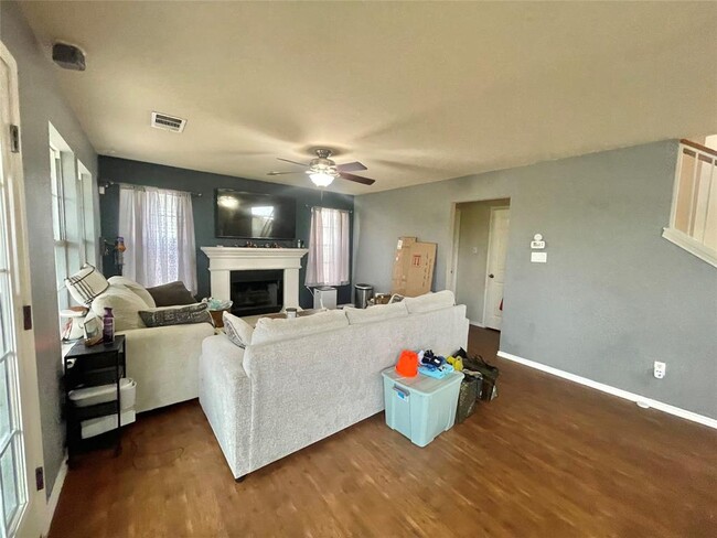 Building Photo - 10813 Dodge Cattle Dr