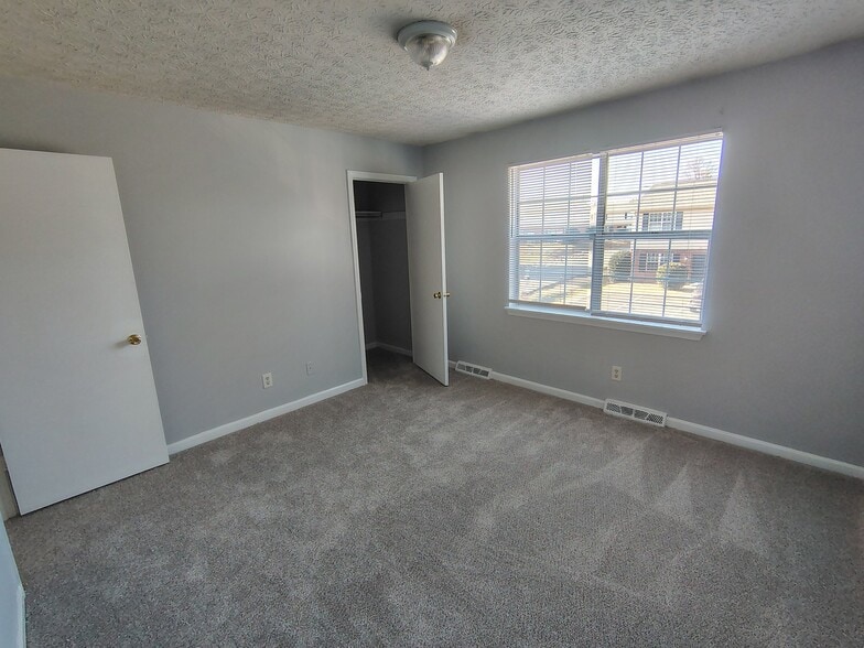 Building Photo - 27 Duiguid Dr