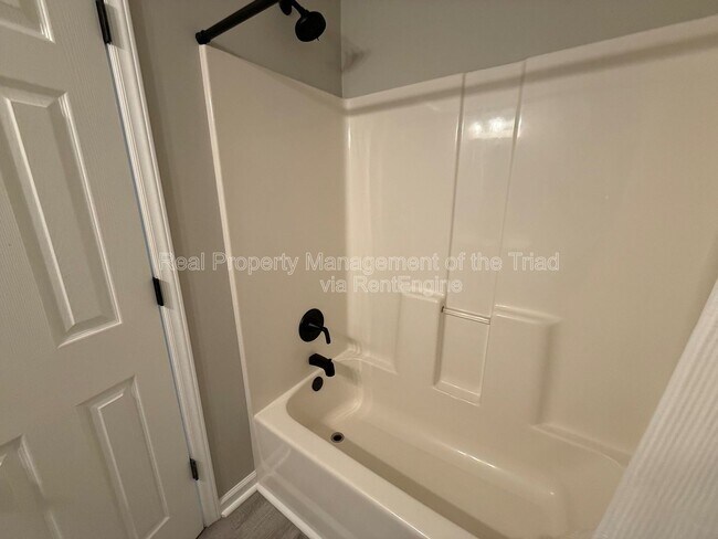 Building Photo - 521 Mill Pond Dr