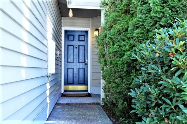 Building Photo - Charming Townhome with Private Yard and Ga...