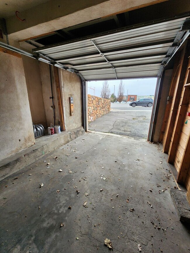 Building Photo - 3Spro2300 (Duplex)