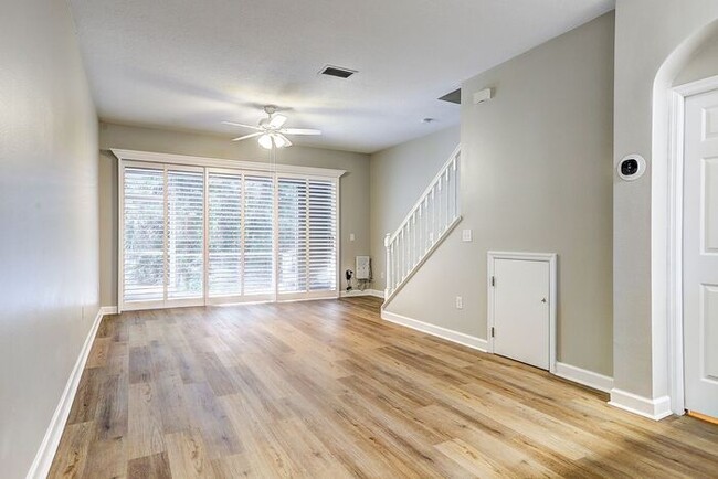 Building Photo - Spacious New Tampa 2 Bedroom, 2.5 Bath Tow...
