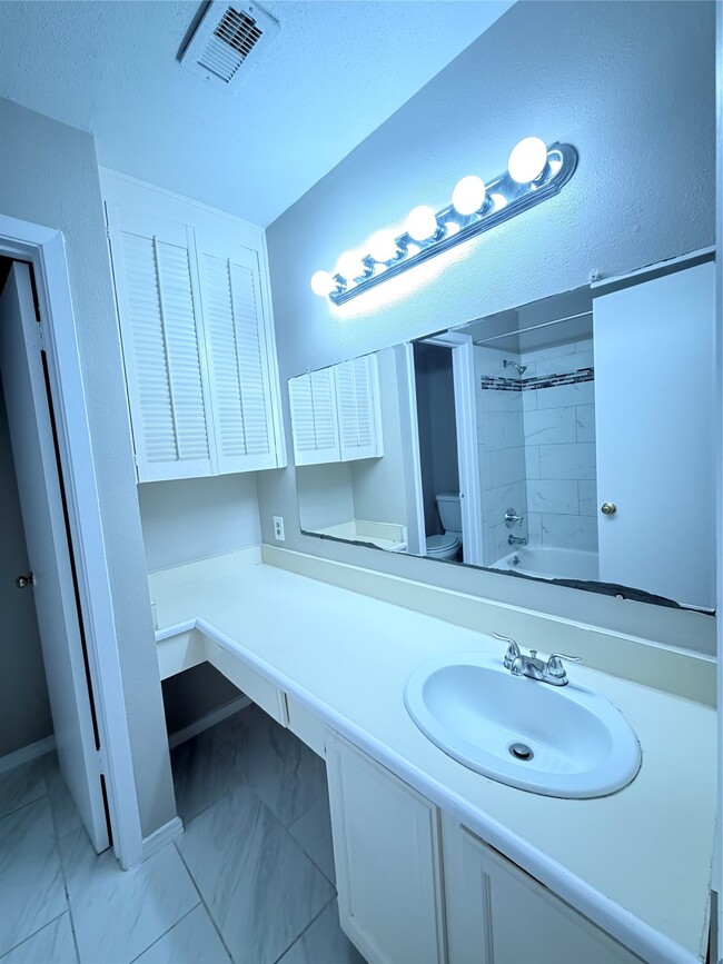 Building Photo - 12847 Briarwest Cir