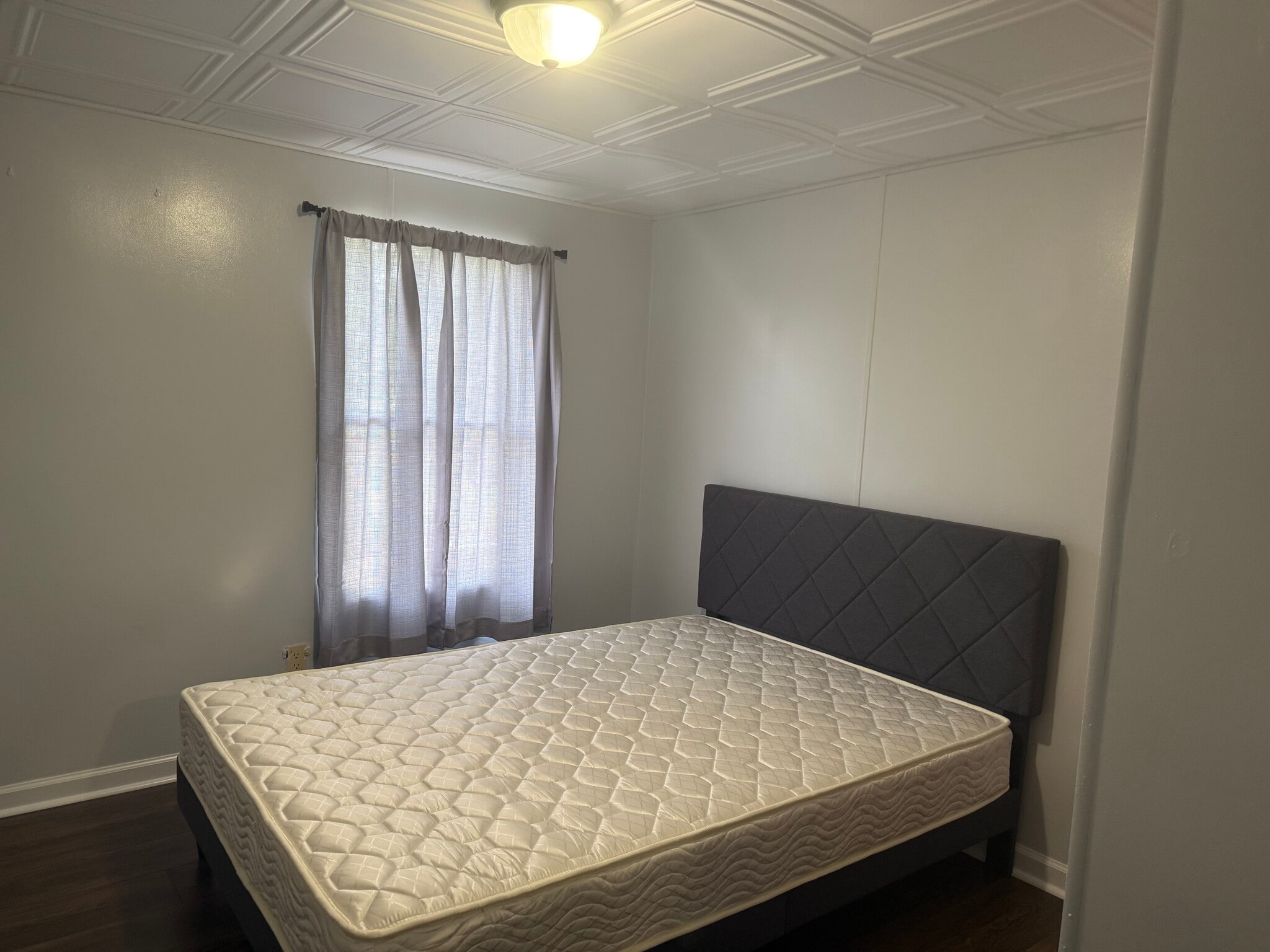 Room - 262 Wade Kelly Rd