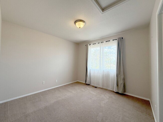 Building Photo - Rare Mountain View Gem for Rent in Erie!
