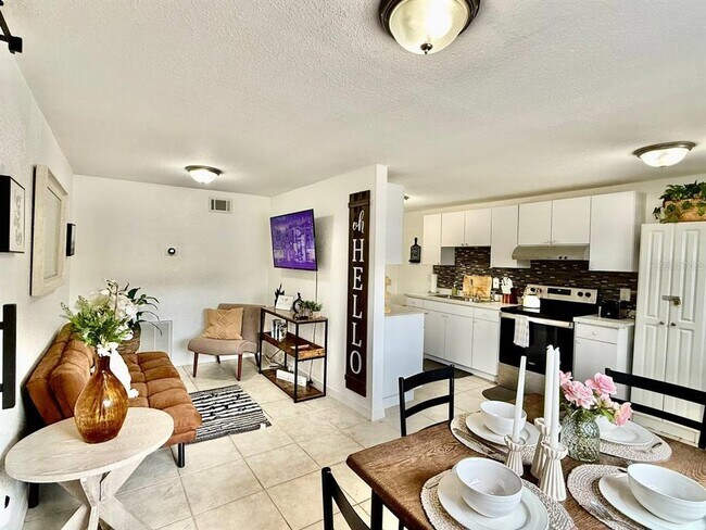 Building Photo - 2575 S Himes Ave