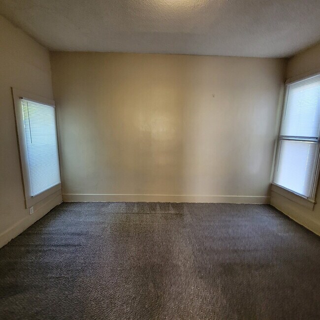 Building Photo - Near West 2BR House w/Central Air! Near IUPUI!