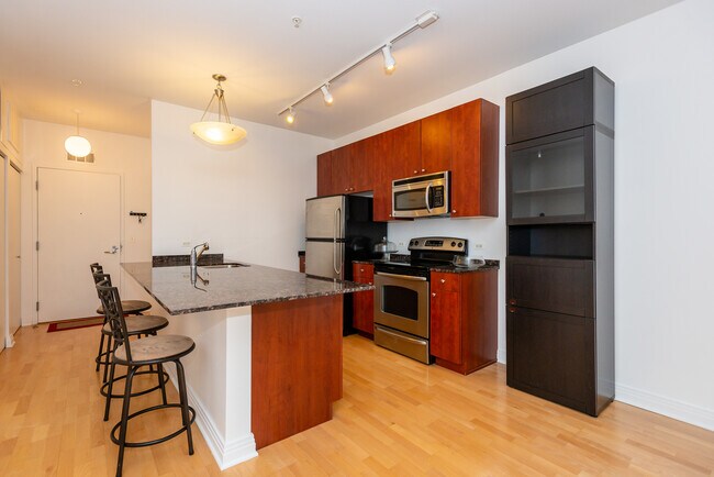 Building Photo - 565 W Quincy St