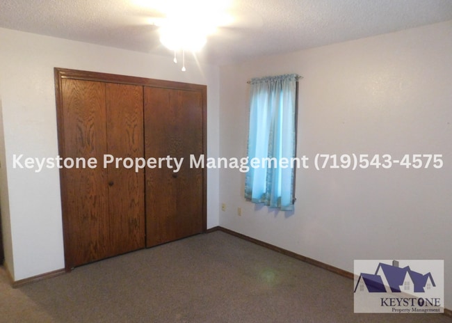 Building Photo - 879 S Bellflower Dr