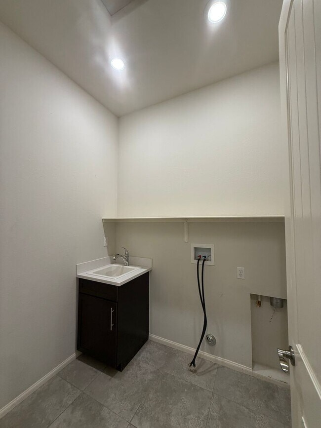 Building Photo - Dell Webb Home at Sun City ,3 Bedrooms, 3 Bathrooms, On Golf Course