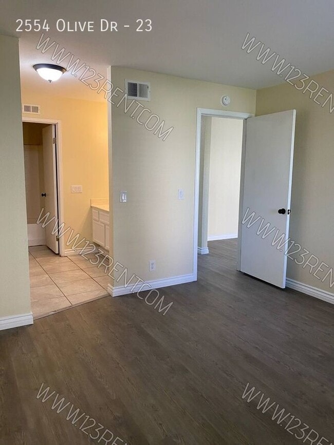 Building Photo - 2554 Olive Dr