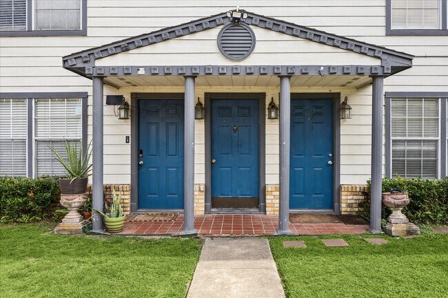 Building Photo - 218 W 15th St