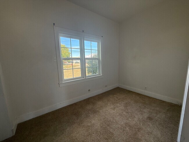 Building Photo - 105 S Magnolia St