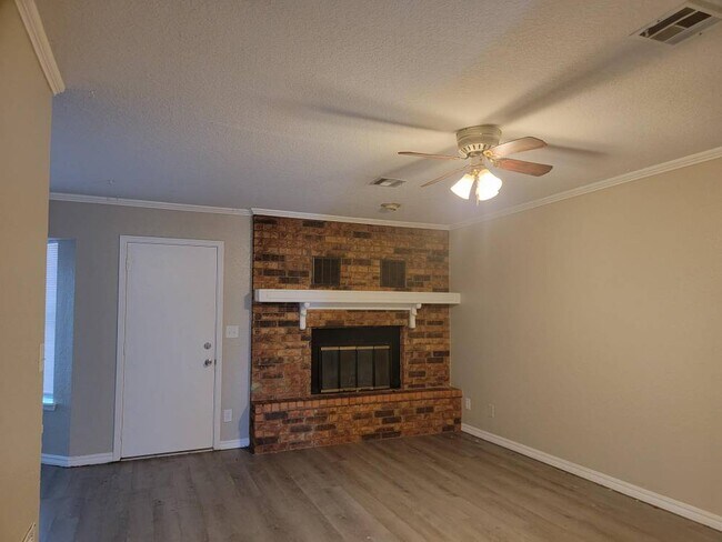 Building Photo - 136 N Greenleaf Dr