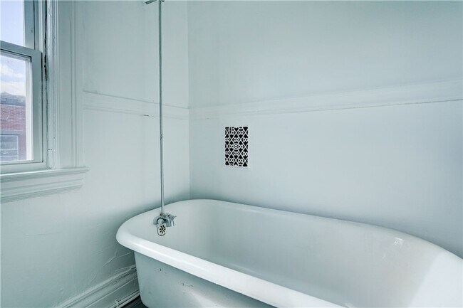 Building Photo - 459 Parsells Ave