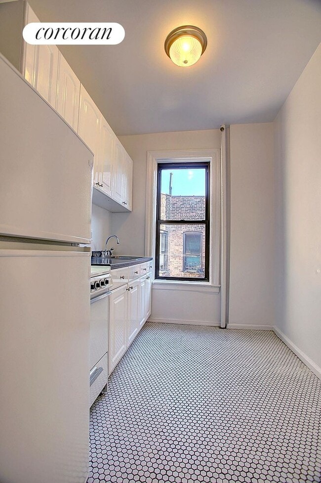 Building Photo - 511 W 169th St