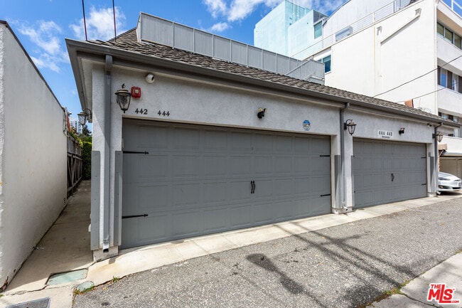 Building Photo - 444 S Roxbury Dr
