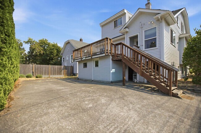 Building Photo - Steps from Green Lake ,6 bed 3 bath home with 2 kitchens and 2 laundry rooms.