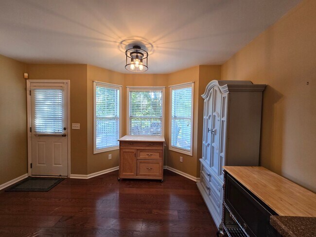 Building Photo - MOVE-IN SPECIAL!! $250 OFF First Month