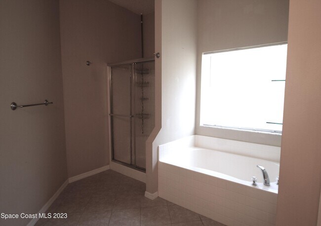 Building Photo - 507 Haleybury St SW