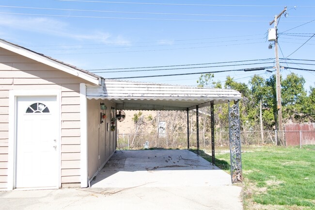 Building Photo - 2373 Vale Dr