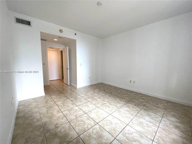 Building Photo - 1060 Brickell Ave