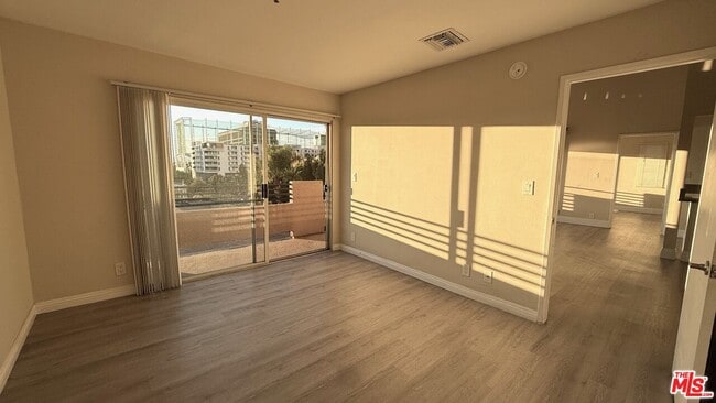 Building Photo - 701 S Kingsley Dr