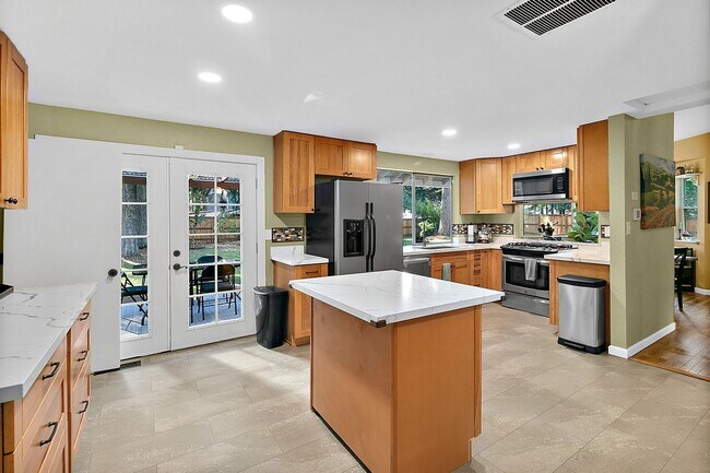 Building Photo - Lakeside Living in Lacey's Lake Forest Nei...