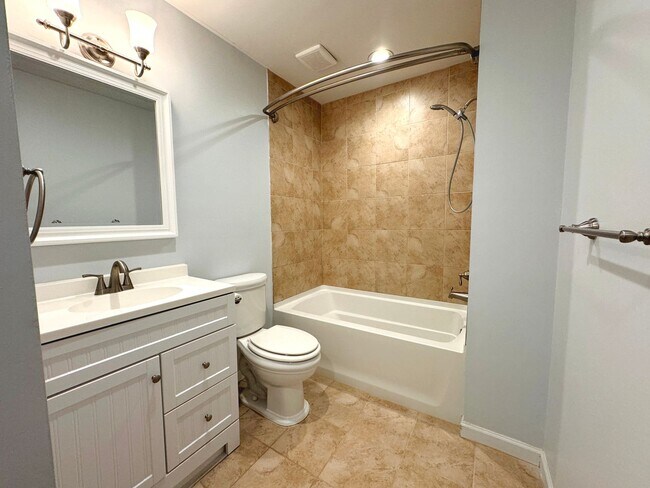 Building Photo - End unit Townhome in the heart of Chesapeake! Available Late July