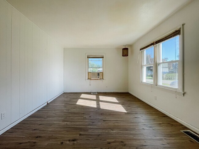 Building Photo - 2 Bedroom Home, Fenced in Backyard + Garage! Available soon!