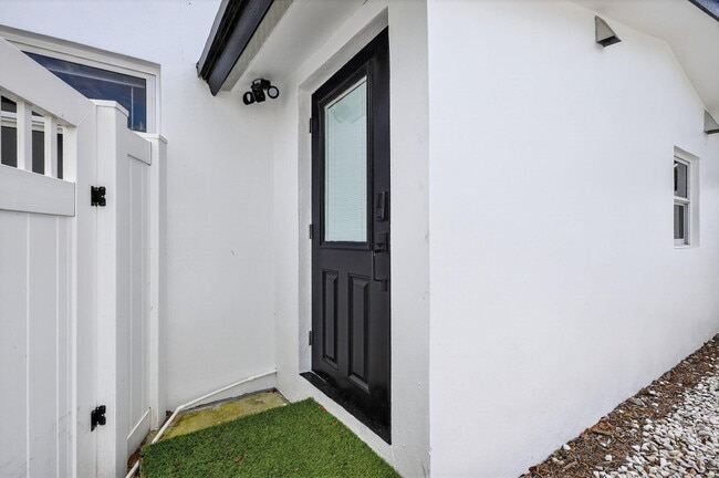 Building Photo - 4540 SW 28th Terrace