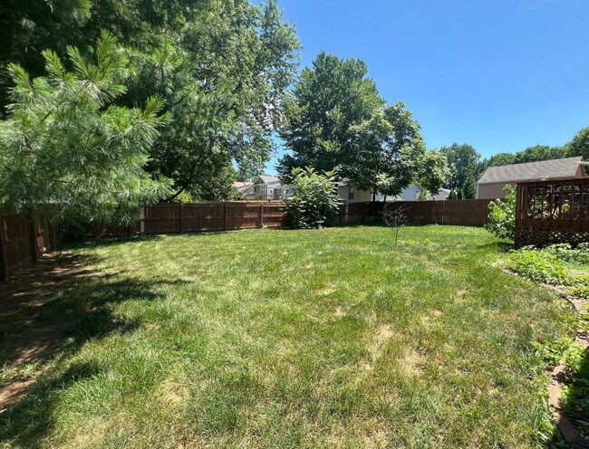 Building Photo - 925 NE Carousel Ln