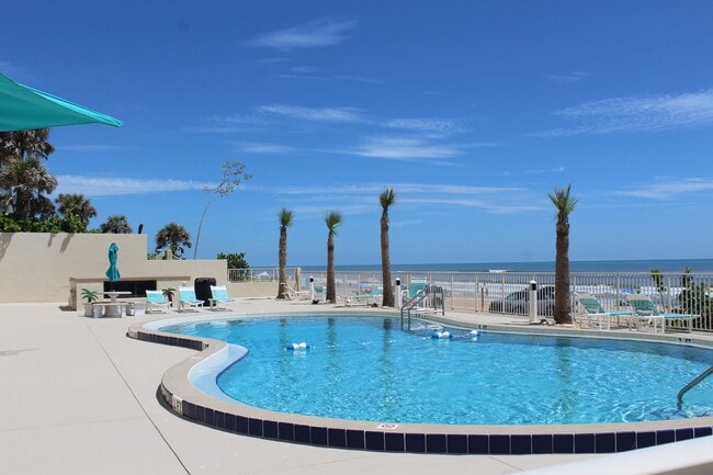 Building Photo - Ocean front 2 bed 2 bath condo