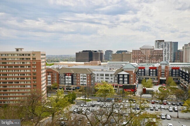 Building Photo - 1101 S Arlington Ridge Rd