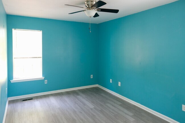 Building Photo - 3 Bedroom, 2 Bath house with fenced yard!