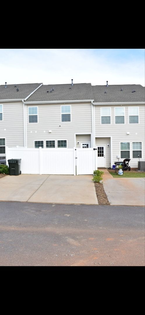 Building Photo - Charming 3BR Townhome in Greer