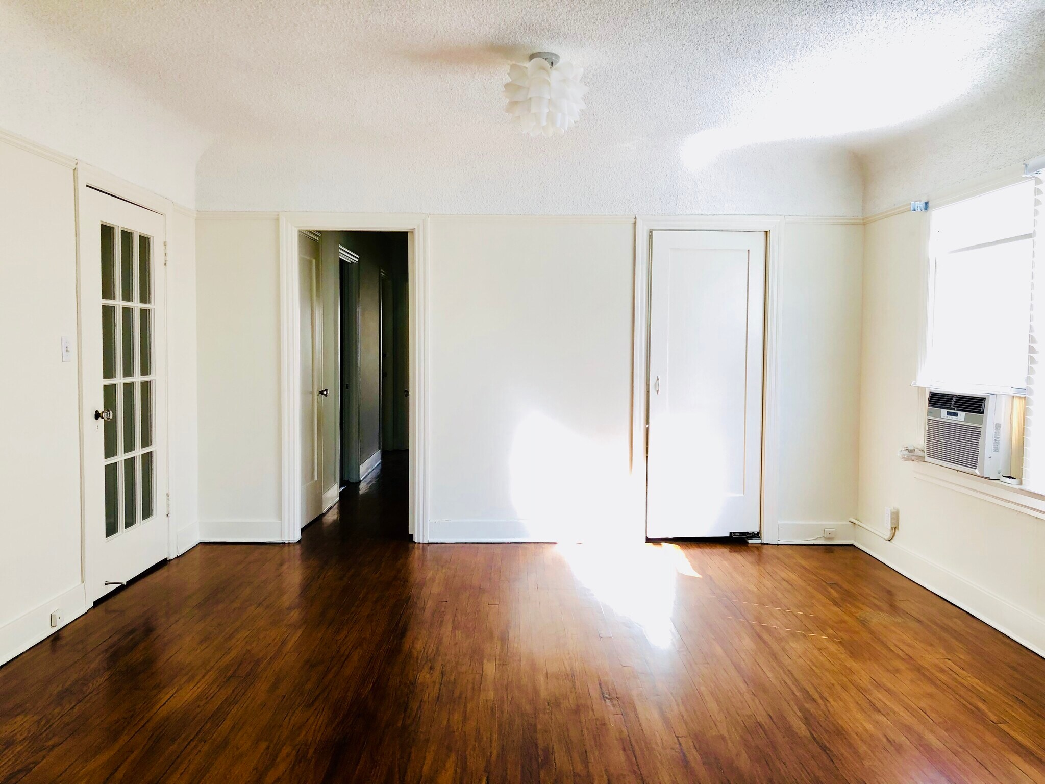 Formal Dining - 1134 N Gardner St