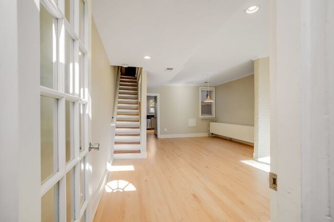 Building Photo - Sleek Kingman Park Abode!