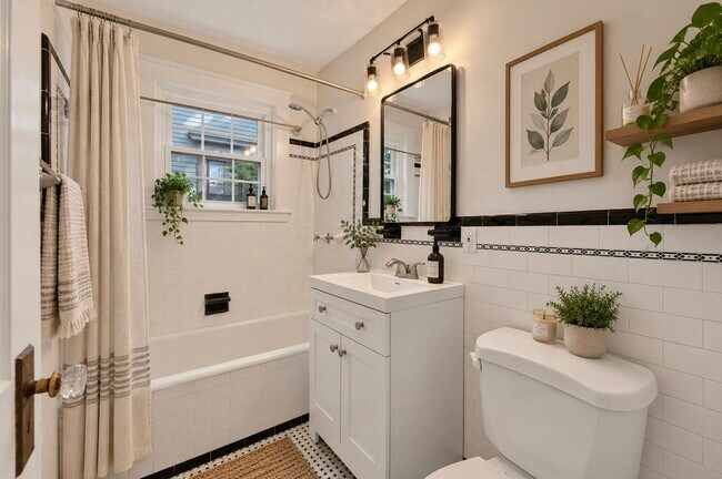Building Photo - 216 Tremont St